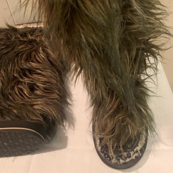 Sanuk Shoes - Furry boots